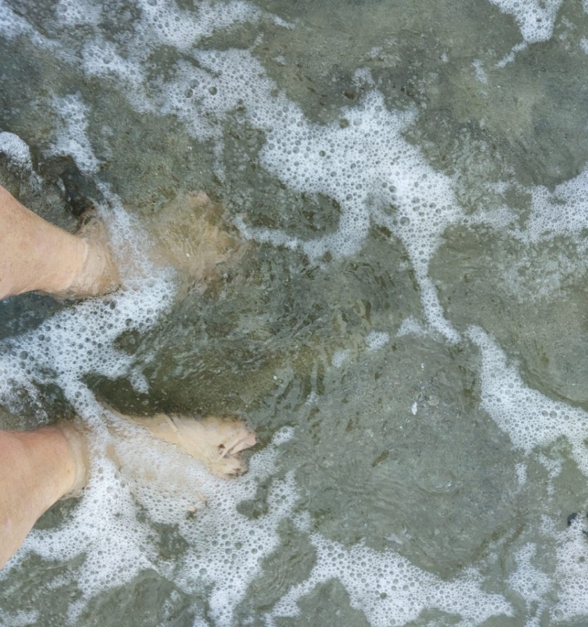 I piedi nell'acqua, la foto beneaugurante da Viareggio, vicina l'apertura dei bagni?